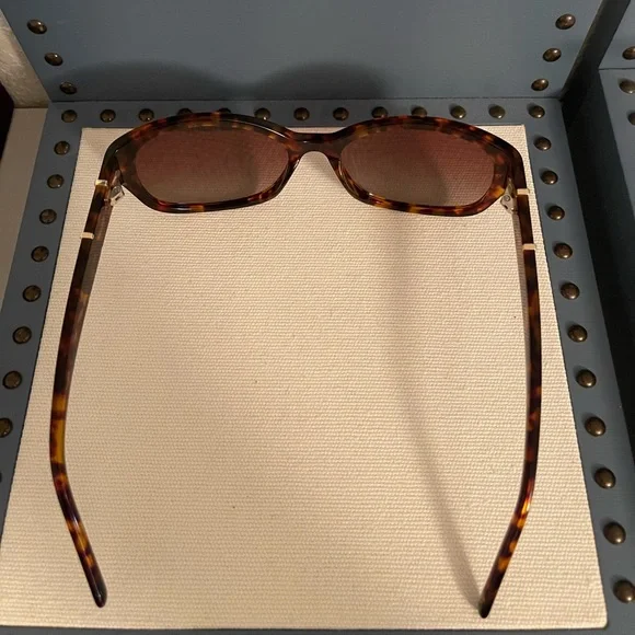 Women Polaroid Tortoise Shell Sunglasses - Picture 8 of 8